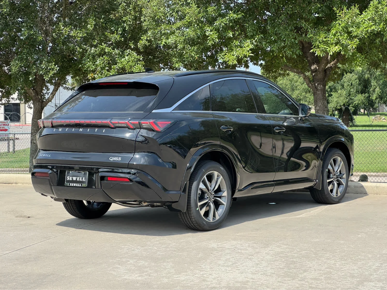New 2027 BLACK OBSIDIAN INFINITI Luxe AWD image 3