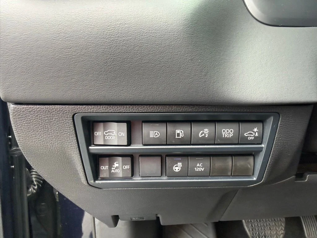 Certified Used 2025  Toyota Platinum image 14