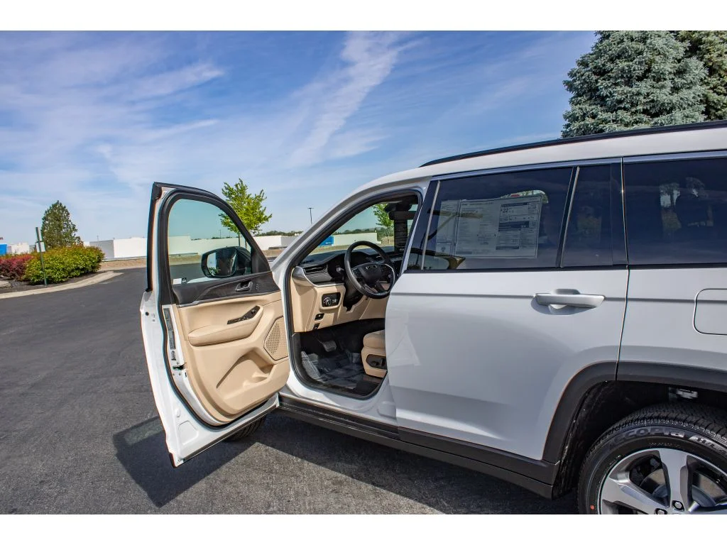 New 2026 Bright White Clear-Coat Exterior Paint Jeep Limited image 28