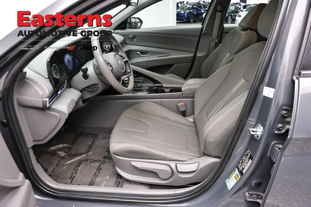 Used 2025 Gray Hyundai SEL Convenience image 13