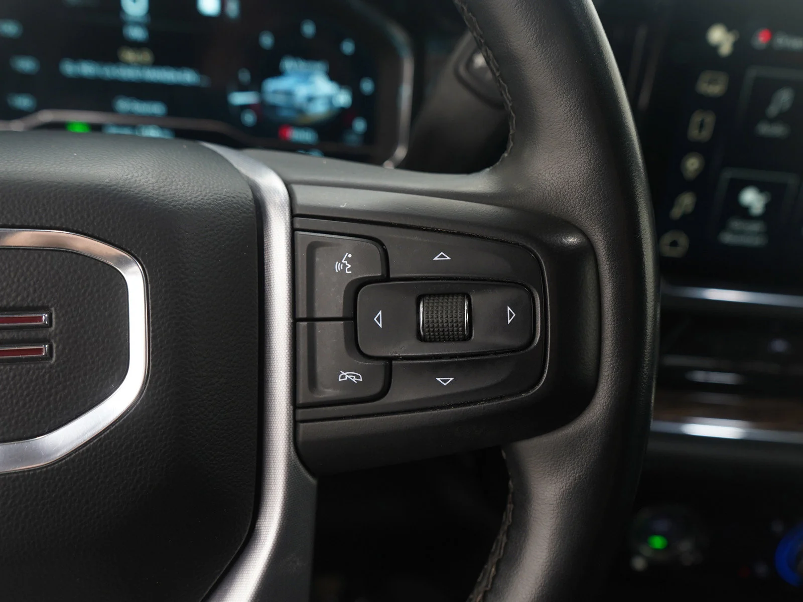 Used 2023 White GMC SLE image 29