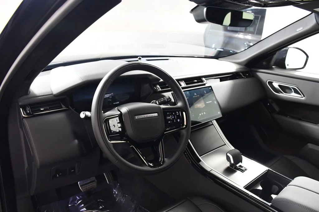 New 2026 Santorini Blk Land Rover Dynamic SE image 12
