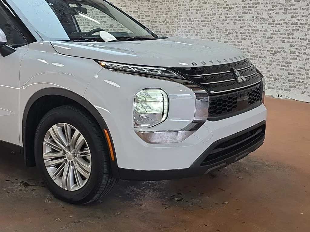 Used 2023 White Mitsubishi ES image 7