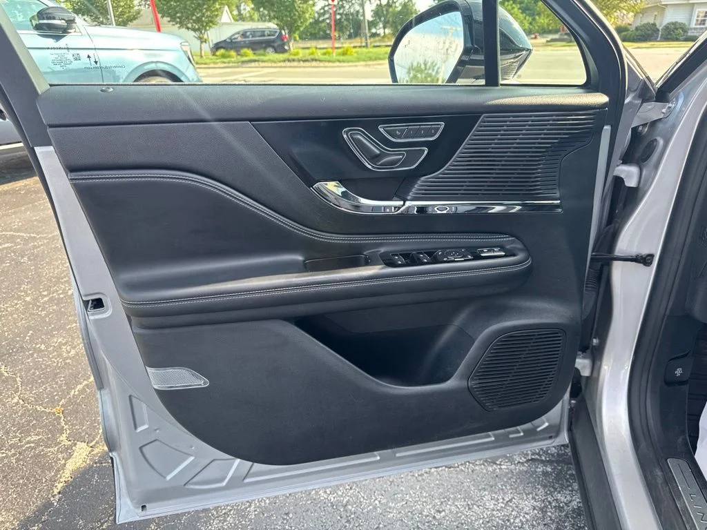 Used 2020 Silver Lincoln Standard image 13
