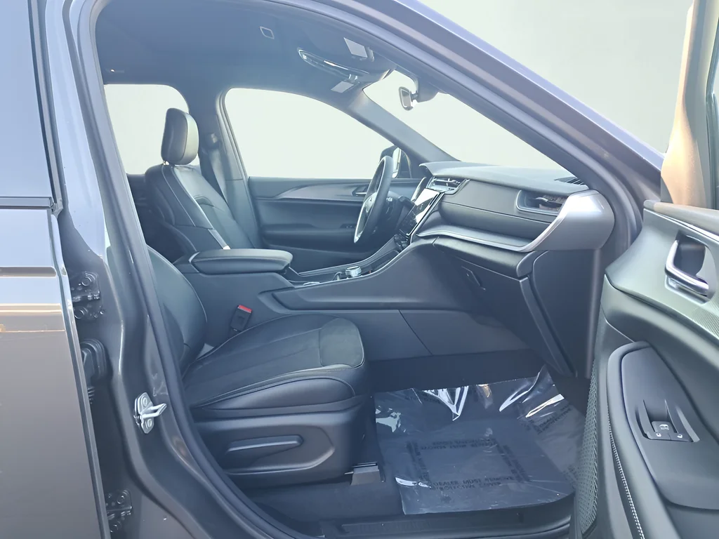 New 2025 Baltic Gray Metallic Clear-Coat Exterior Paint Jeep Altitude X image 16