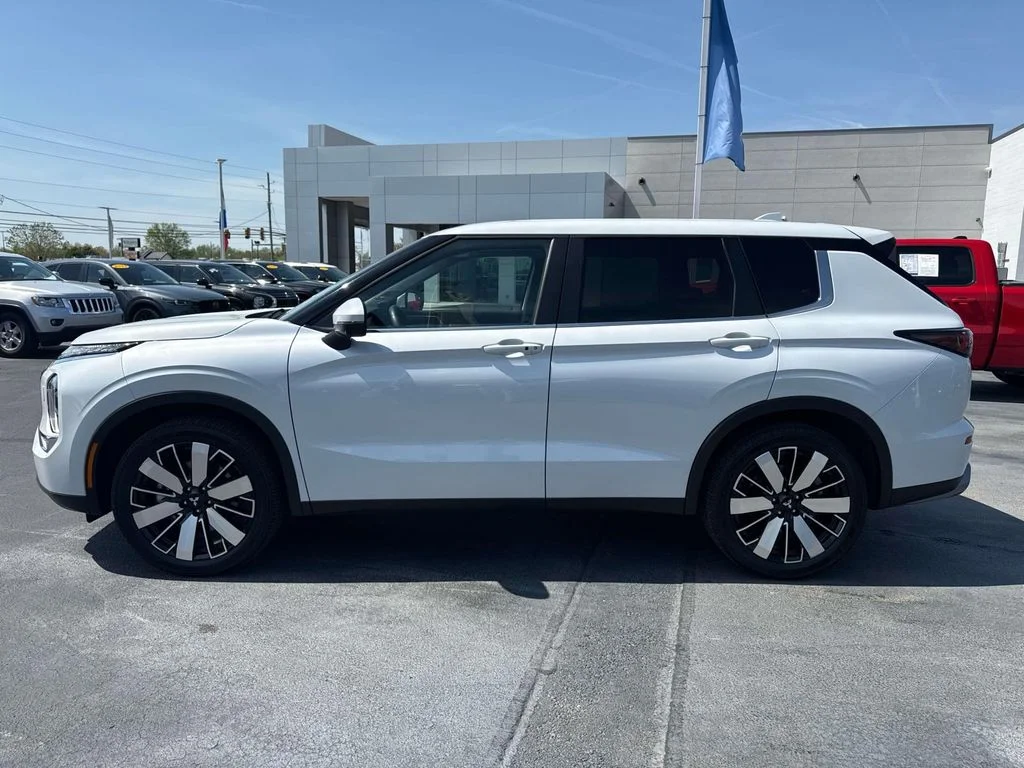 Used 2025 White Diamond Mitsubishi SE image 4
