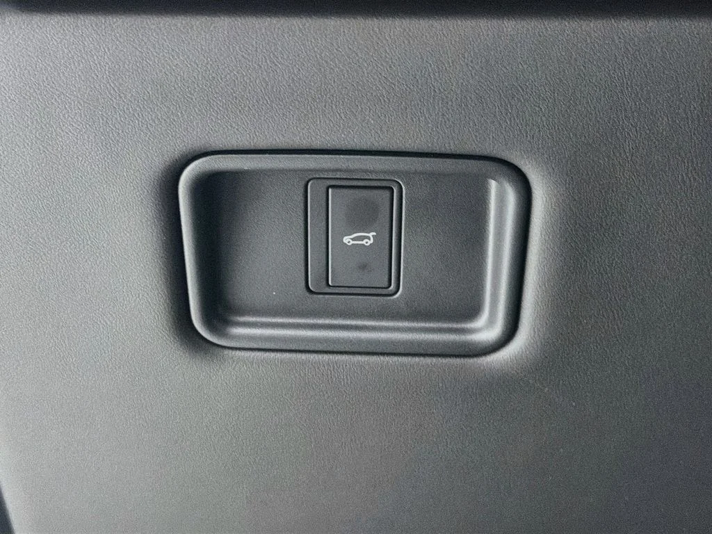 New 2026 Carpathian Grey Land Rover SE image 10