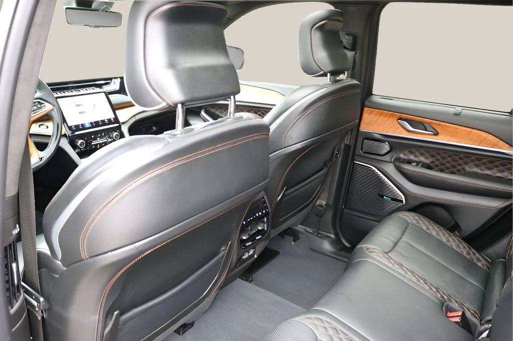 Used 2023 Black Jeep Summit Reserve image 15