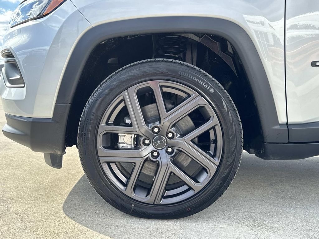 New 2026 Silver Zynith Metallic Clear-Coat Exterior Paint Jeep Latitude image 5