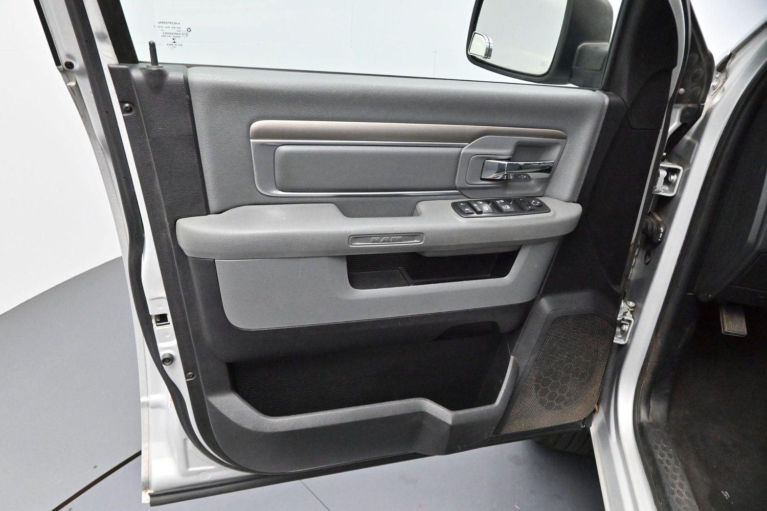 Used 2015 Bright Silver Metallic Clearcoat Ram SLT image 9
