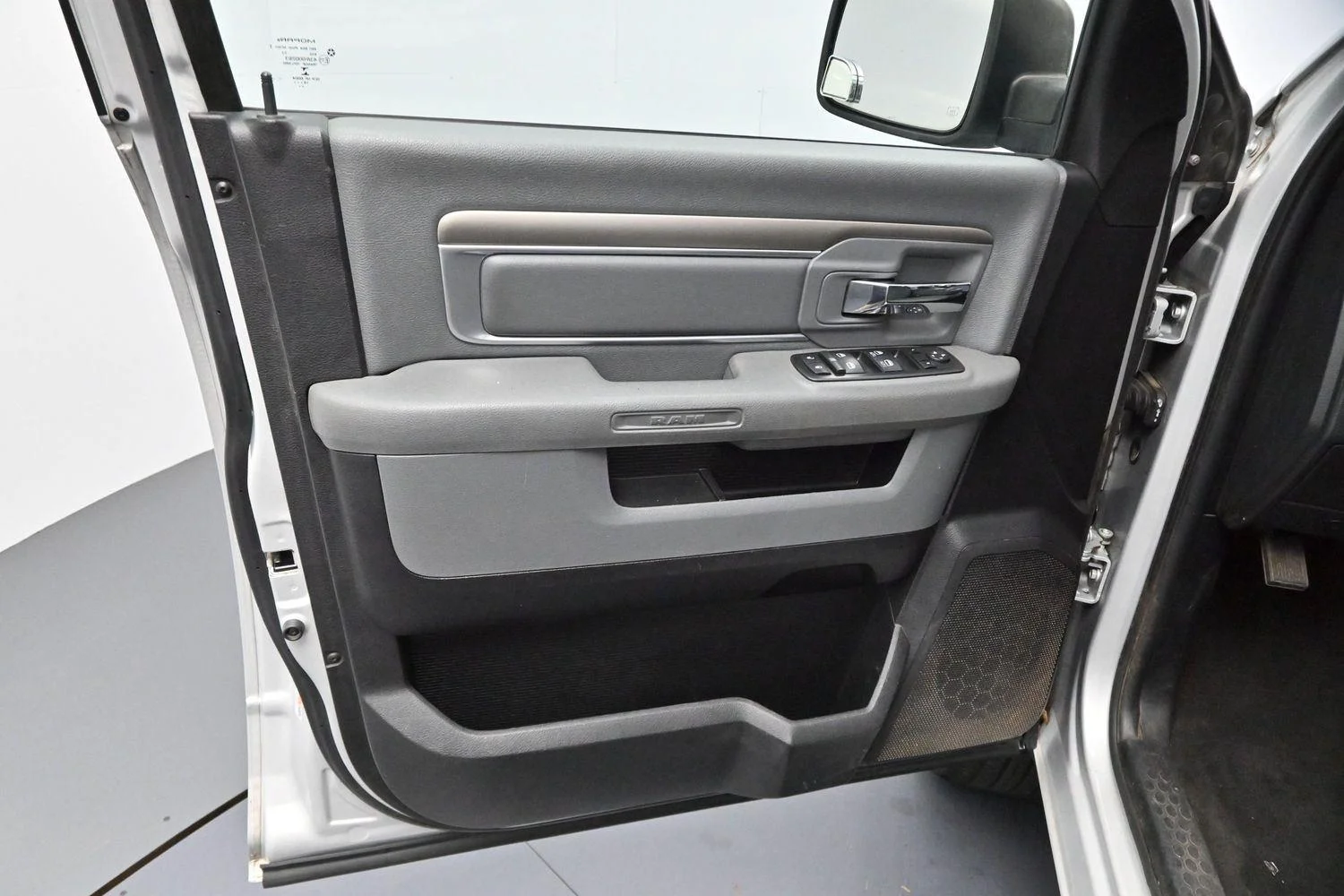 Used 2015 Bright Silver Metallic Clearcoat Ram SLT image 9