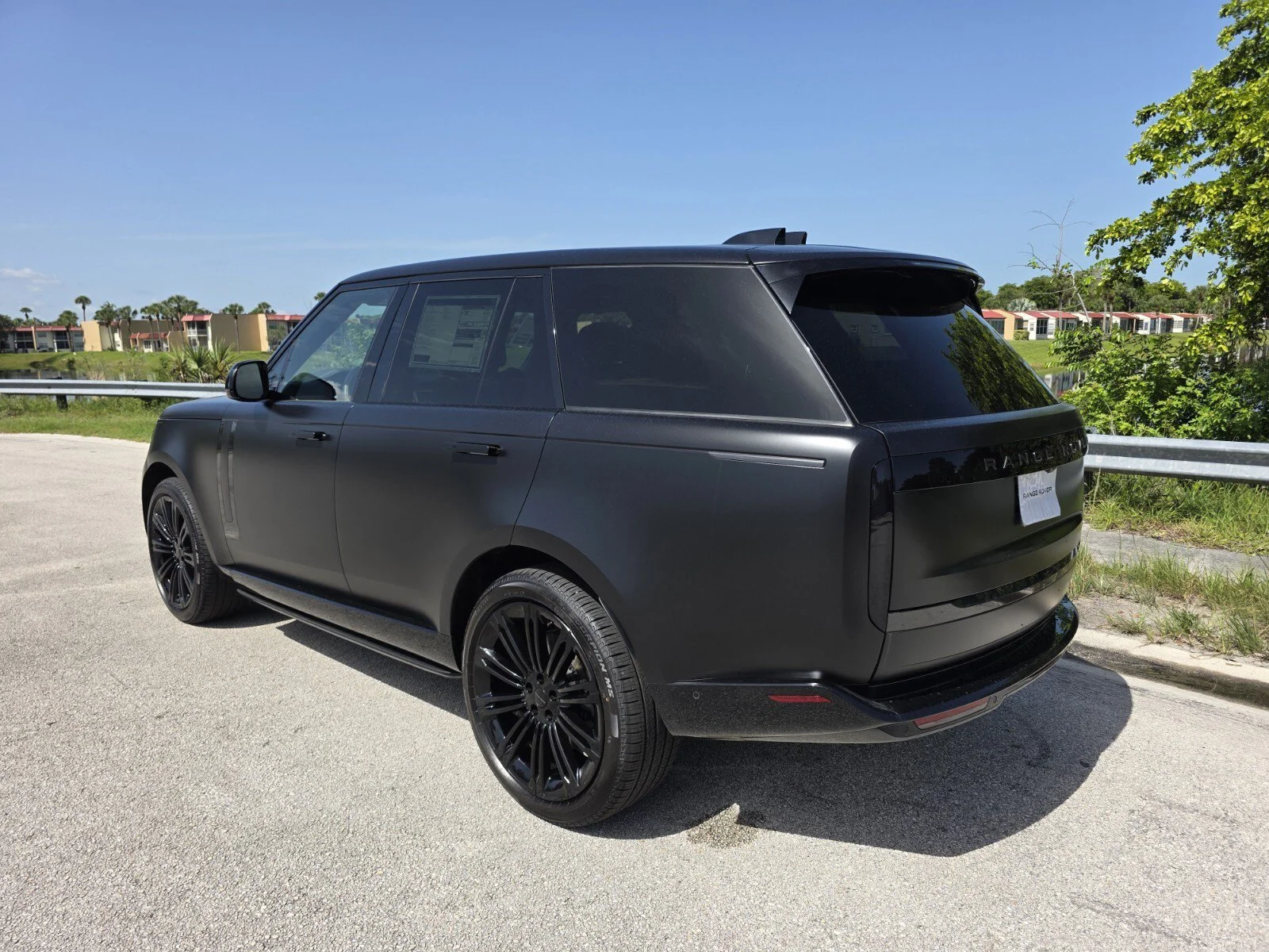 New 2026 Obsidian Black SV Bespoke Ultra Metallic Satin Land Rover P530 Autobiography image 2