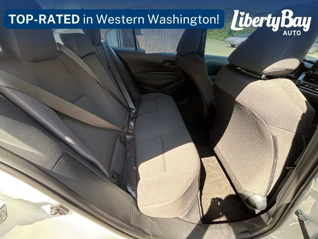 Used 2022 White Toyota LE image 19