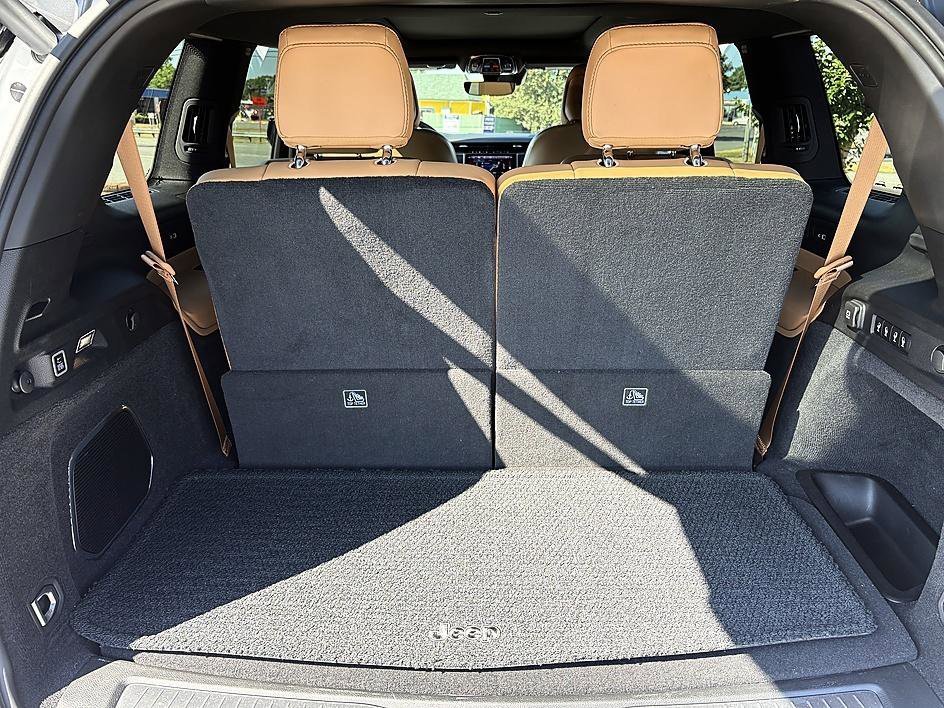 Used 2023 Bright White Clearcoat Jeep Summit image 11