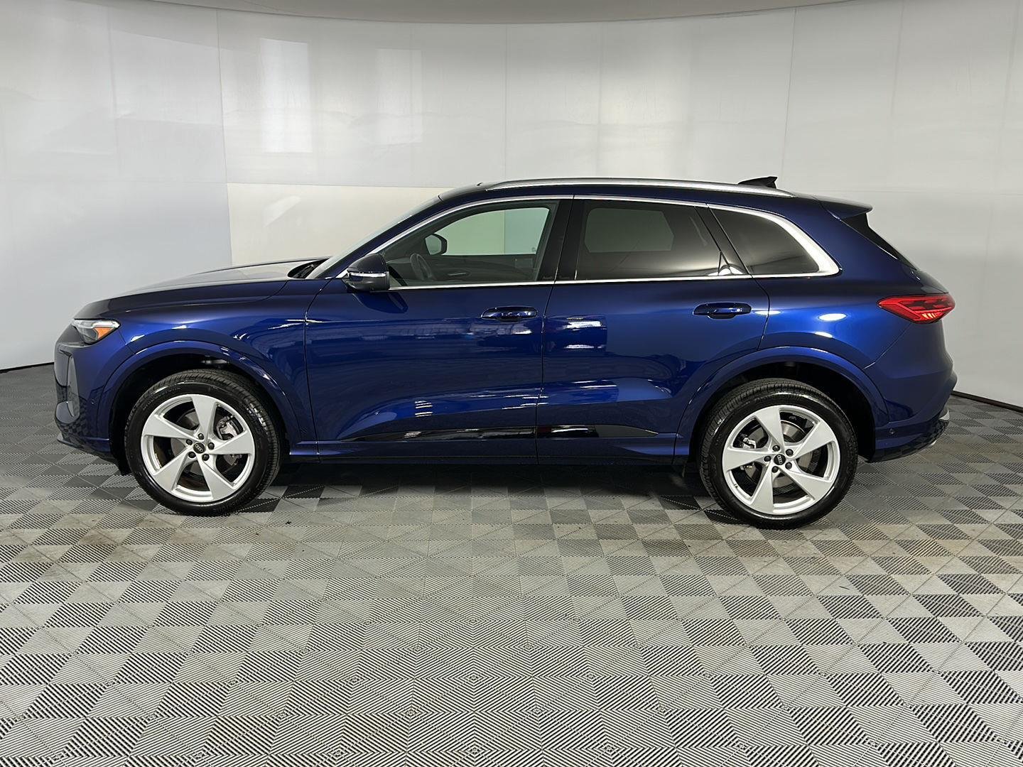 Used 2025 Navarra Blue Metallic Audi Premium Plus image 13