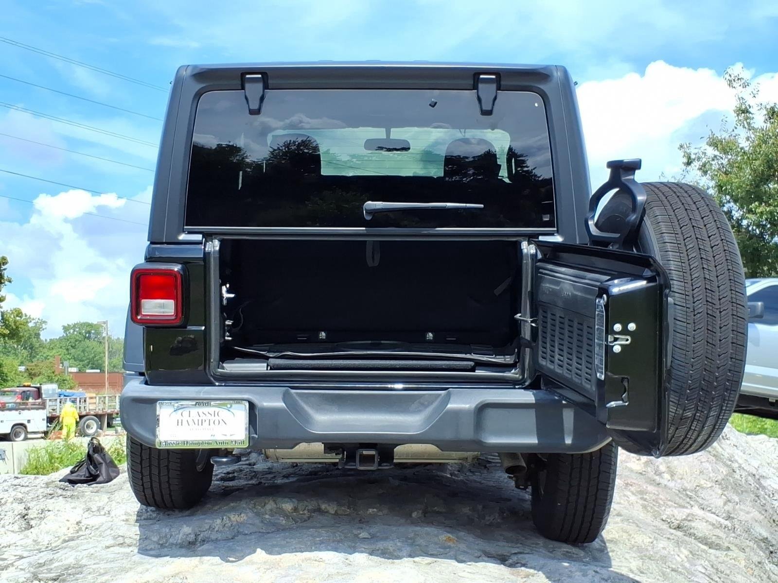 Used 2018 Black Clearcoat Jeep Sport S image 29