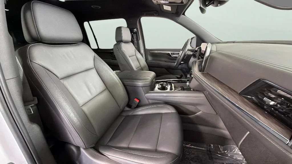 Used 2025 Summit White Chevrolet LT image 37