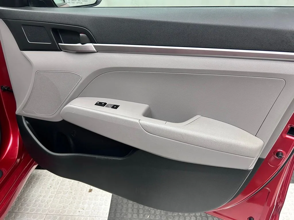 Used 2019 Red Hyundai SE image 15