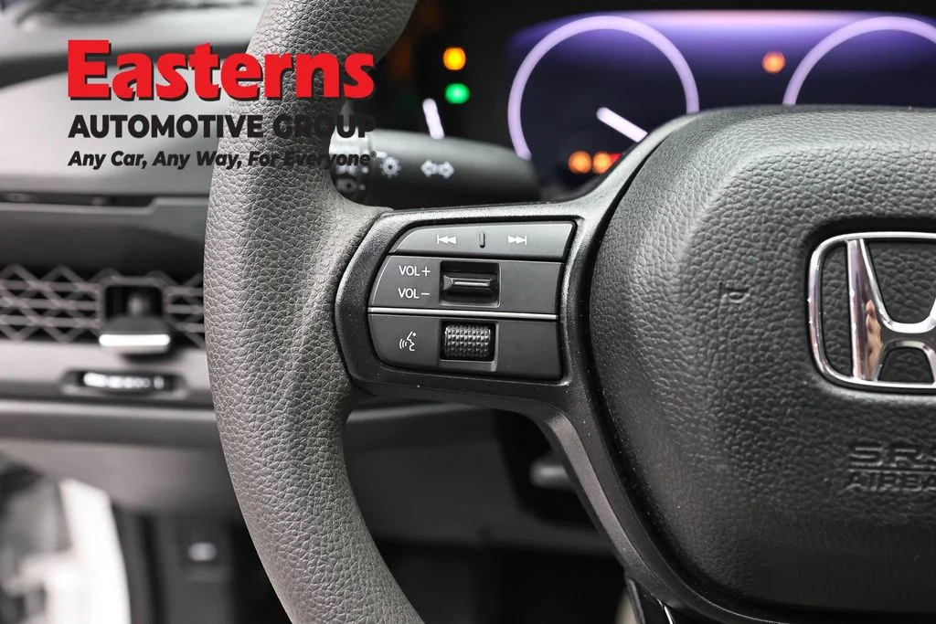 Used 2025 White Honda SE image 15