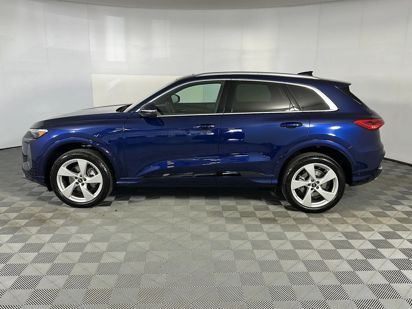 Used 2025 Navarra Blue Metallic Audi Premium Plus image 13