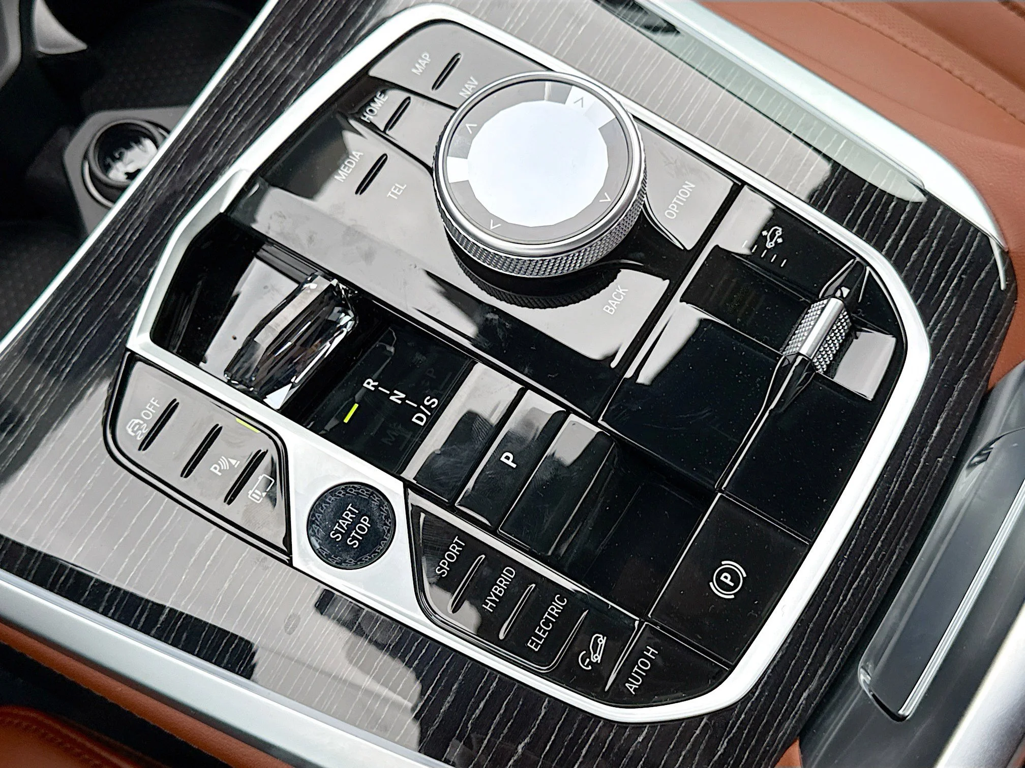 New 2026 Black Sapphire Metallic BMW xDrive50e image 28