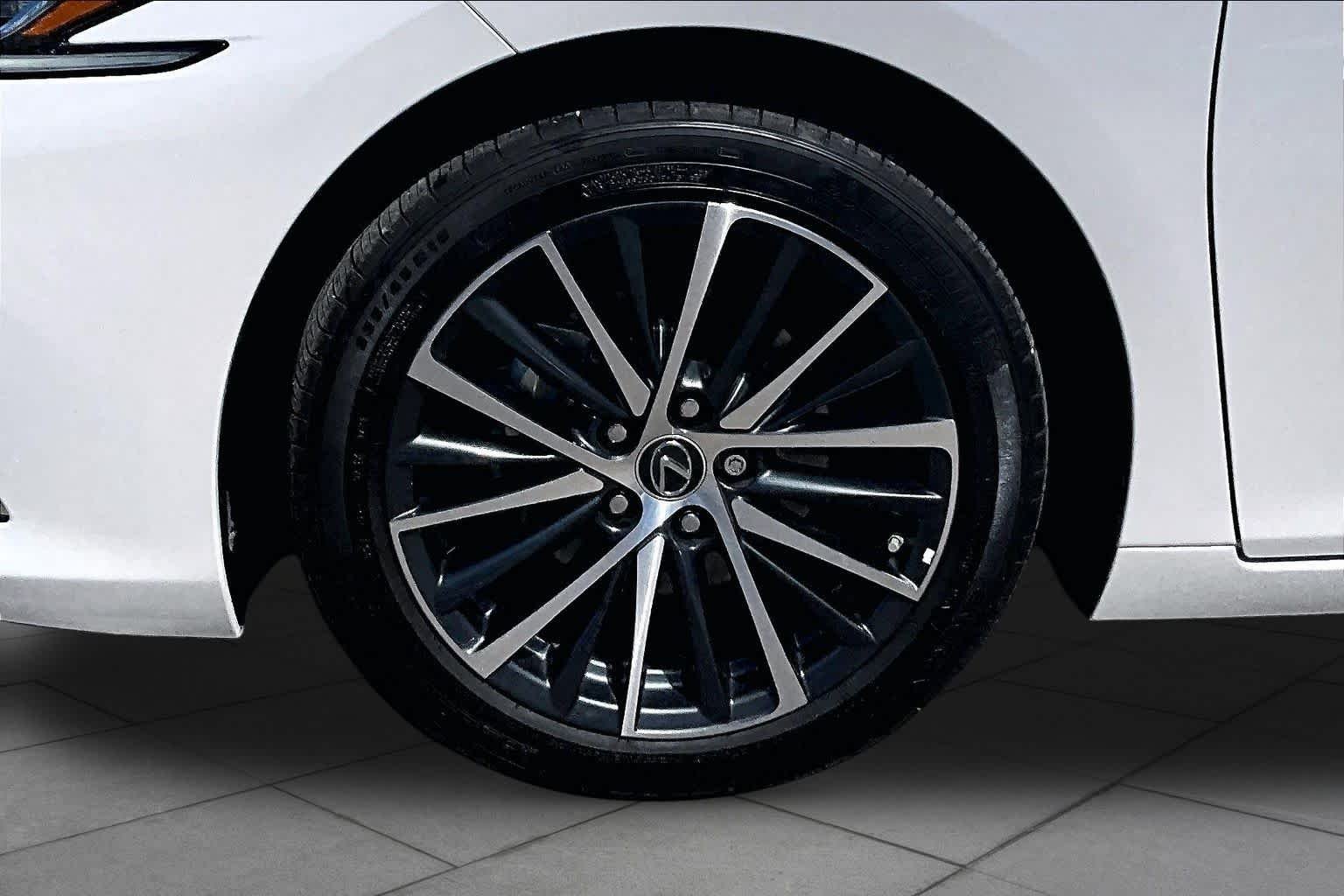 Used 2025 Eminent White Pearl Lexus  image 11