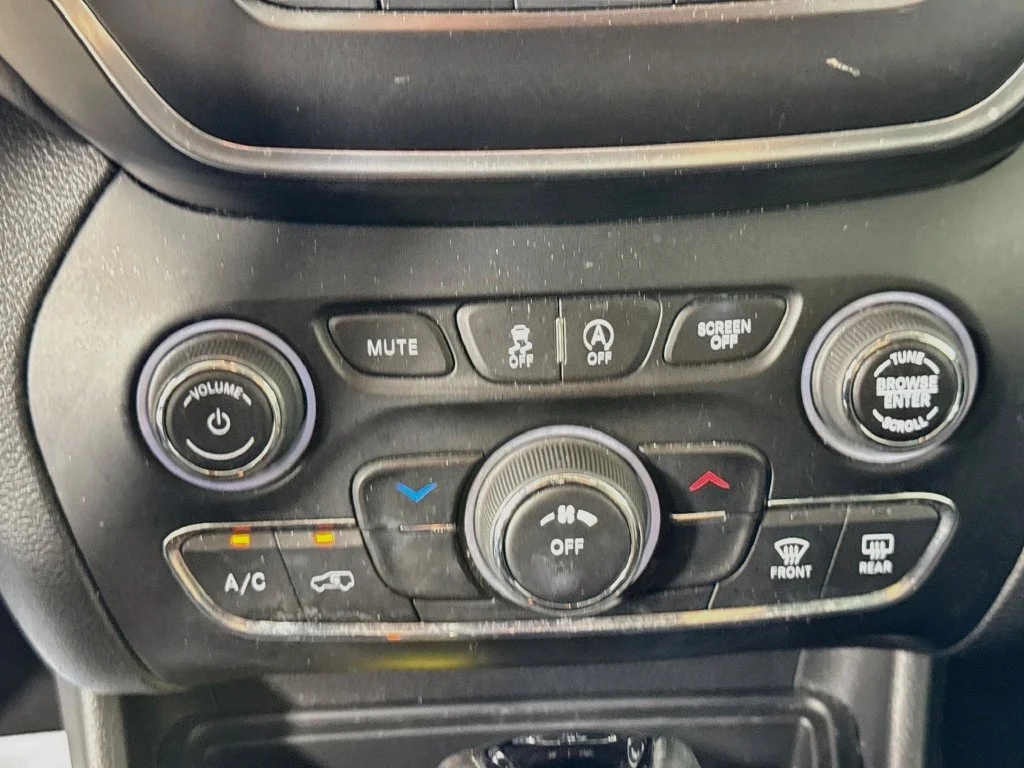 Used 2020 Bright White Clearcoat Jeep Latitude Plus image 18