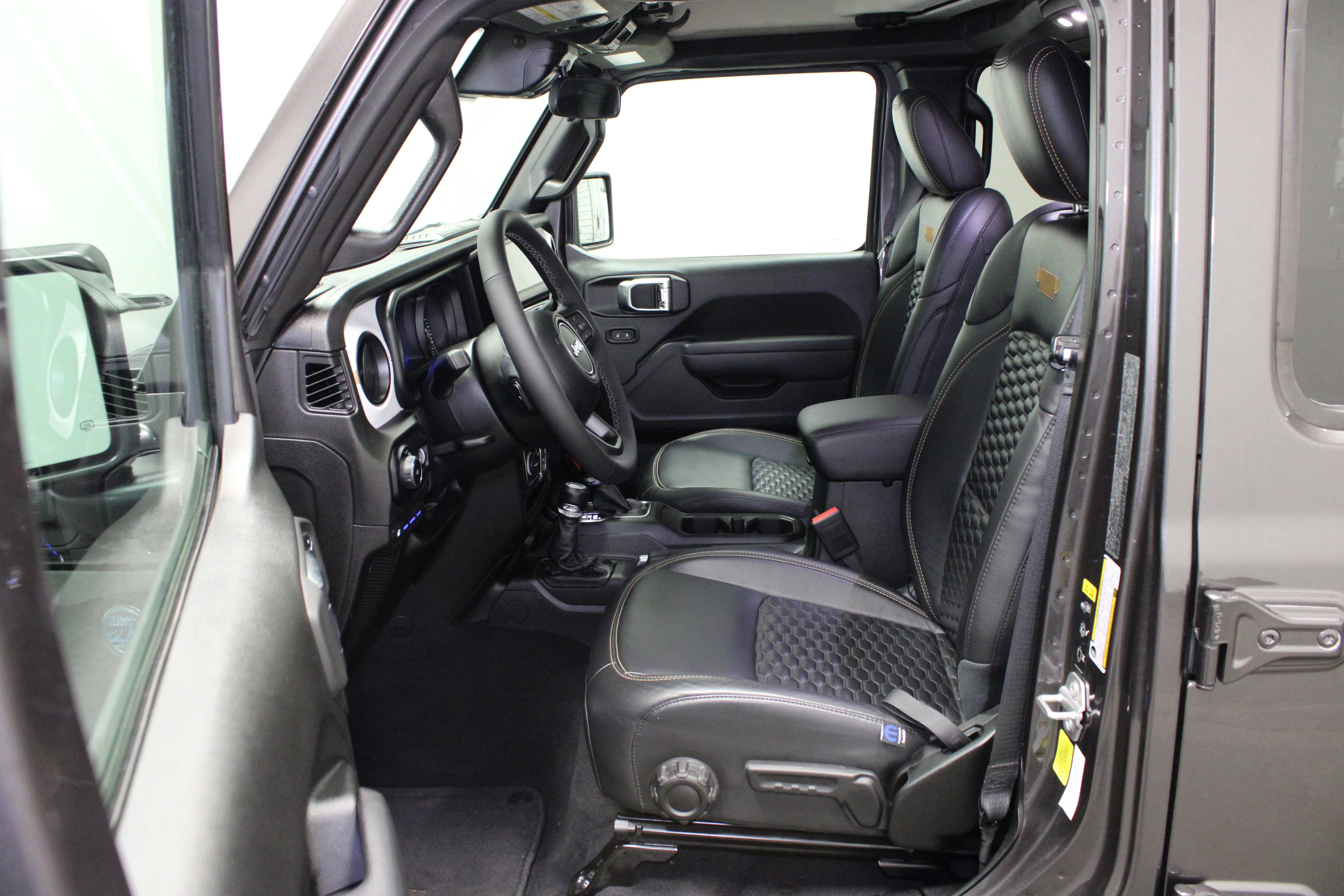 Used 2025 Granite Crystal Metallic Clearcoat Jeep Sport S image 16
