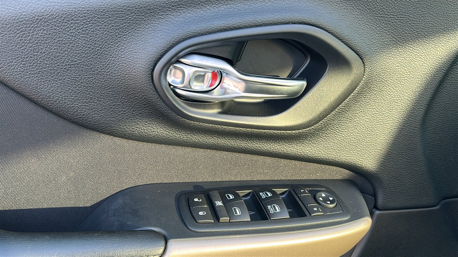 Used 2017 Black Jeep Latitude image 19