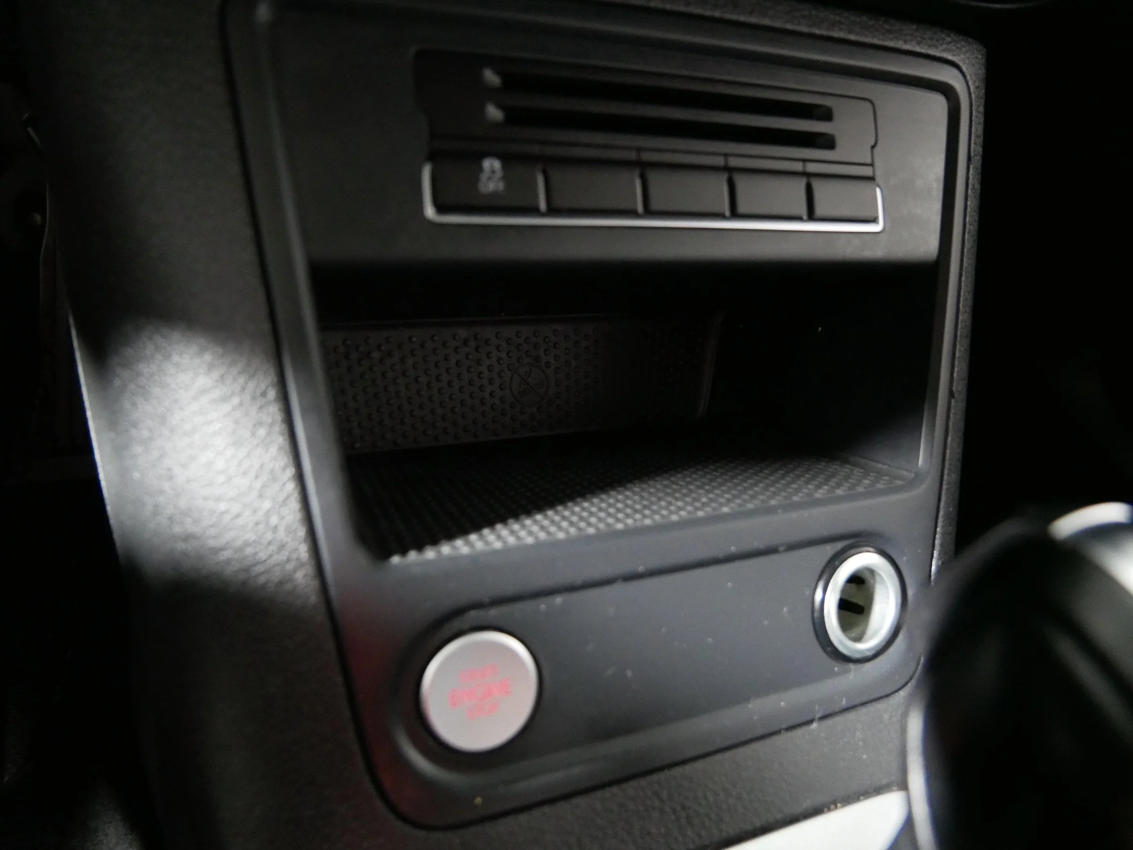 Used 2014 Pepper Gray Metallic Volkswagen SE image 32