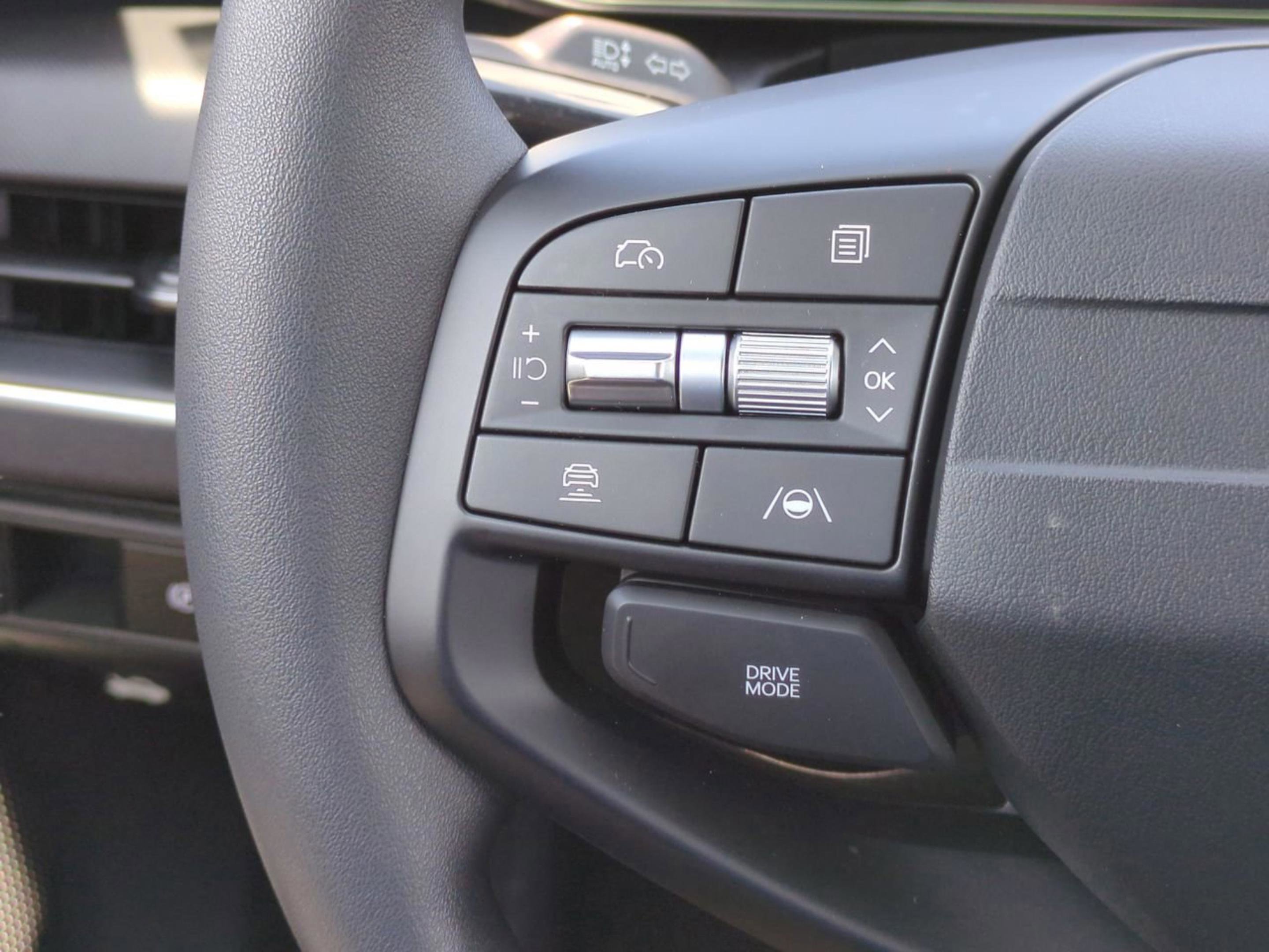 New 2026 Snow White Pearl Kia LXS image 25