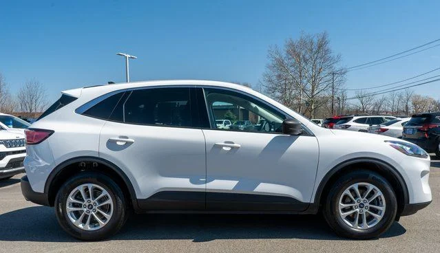 Used 2022 White Ford SE image 5