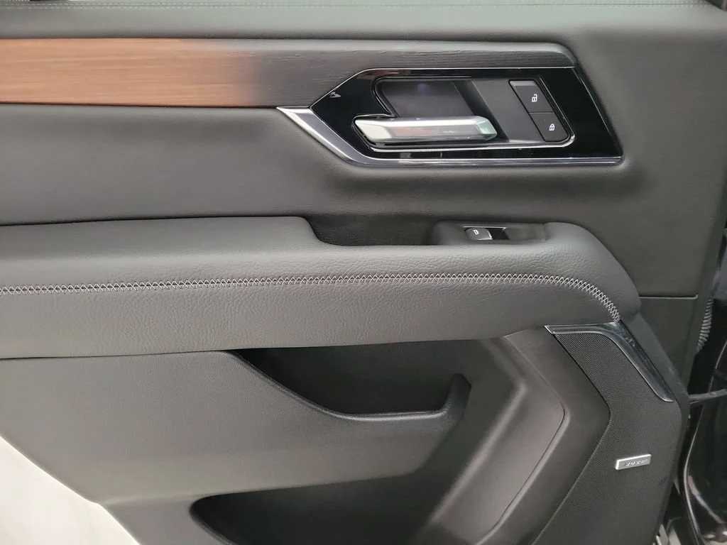 2025 GMC Yukon Denali - Photo 23