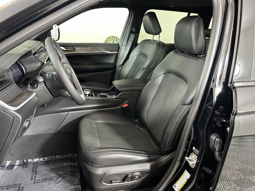 New 2026 Diamond Black Crystal Pearlcoat Jeep Altitude image 9