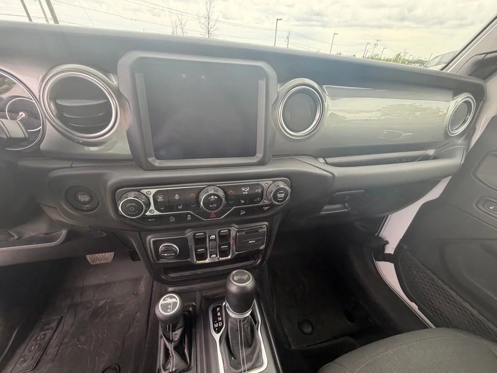 Used 2021 White Jeep Unlimited Sahara image 21