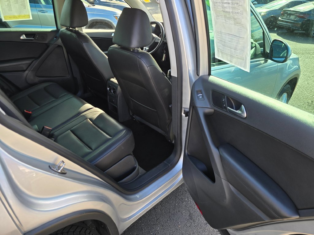 Used 2012 Silver Volkswagen SE image 13