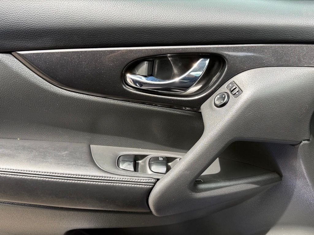 Used 2018 Blue Nissan S image 17