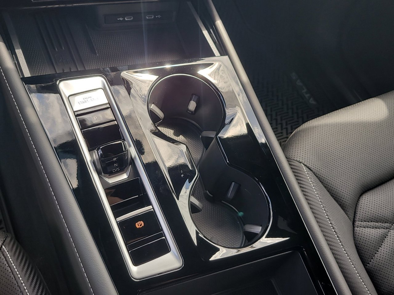 New 2026 Silver Mist Metallic Volkswagen SE w/Technology image 23