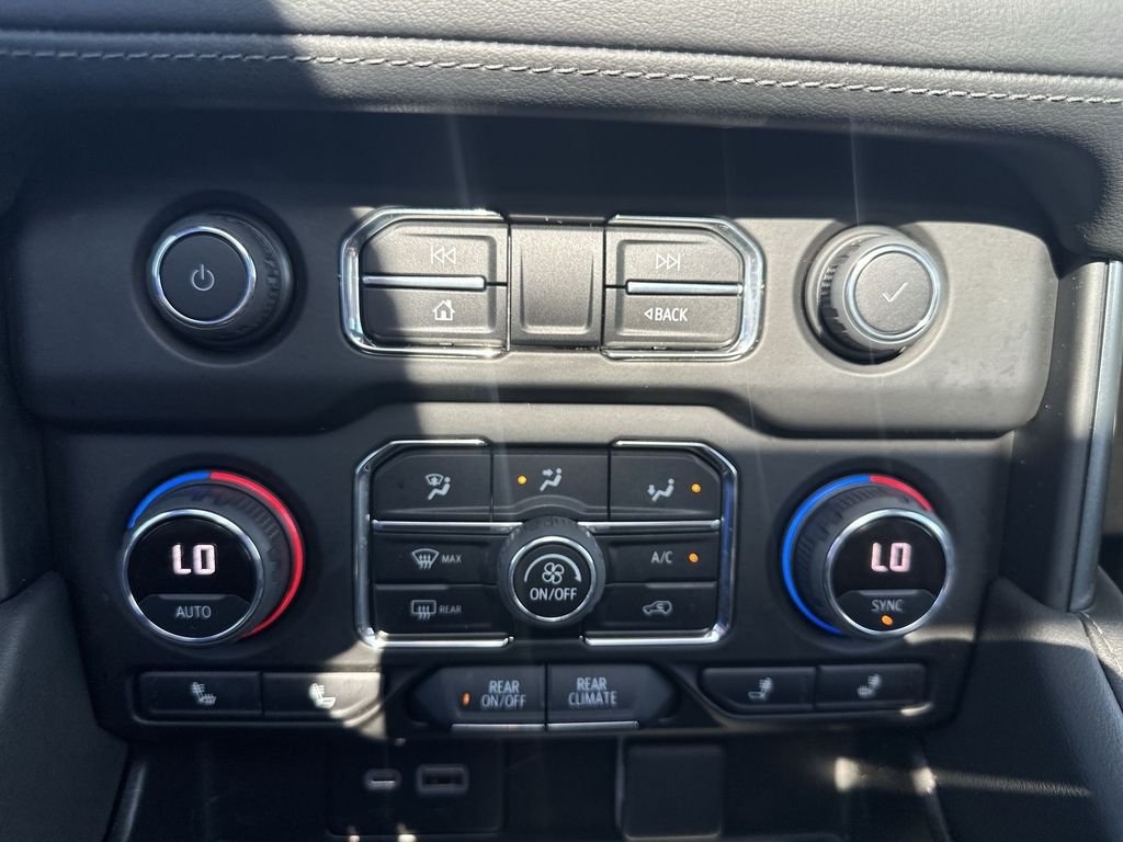 Used 2022 Black Chevrolet Z71 image 31