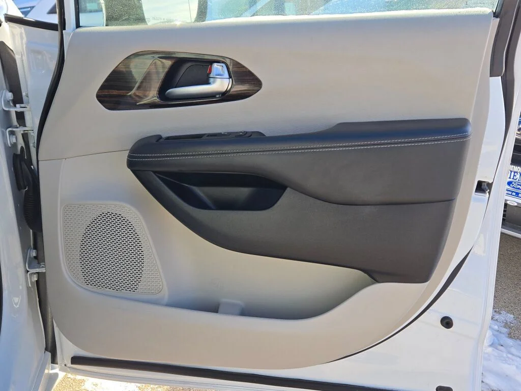 Used 2024 White Chrysler Limited image 8