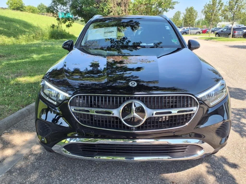 New 2025 BLACK Mercedes-Benz GLC 350e image 2