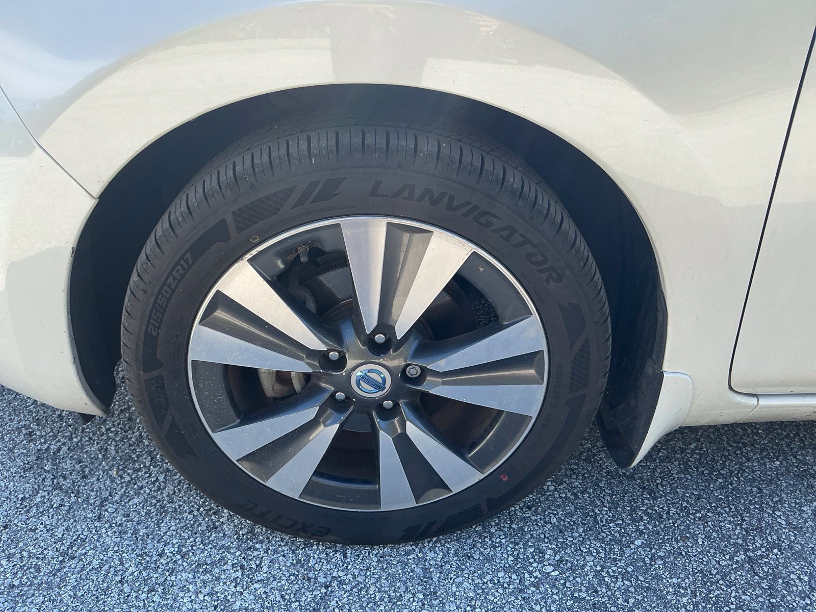 Used 2013 White Nissan SL image 11