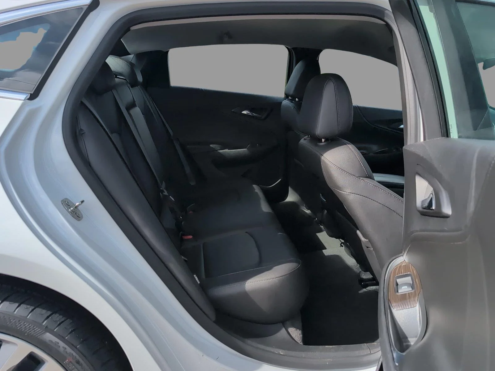 Used 2024 Summit White Chevrolet 2LT image 19