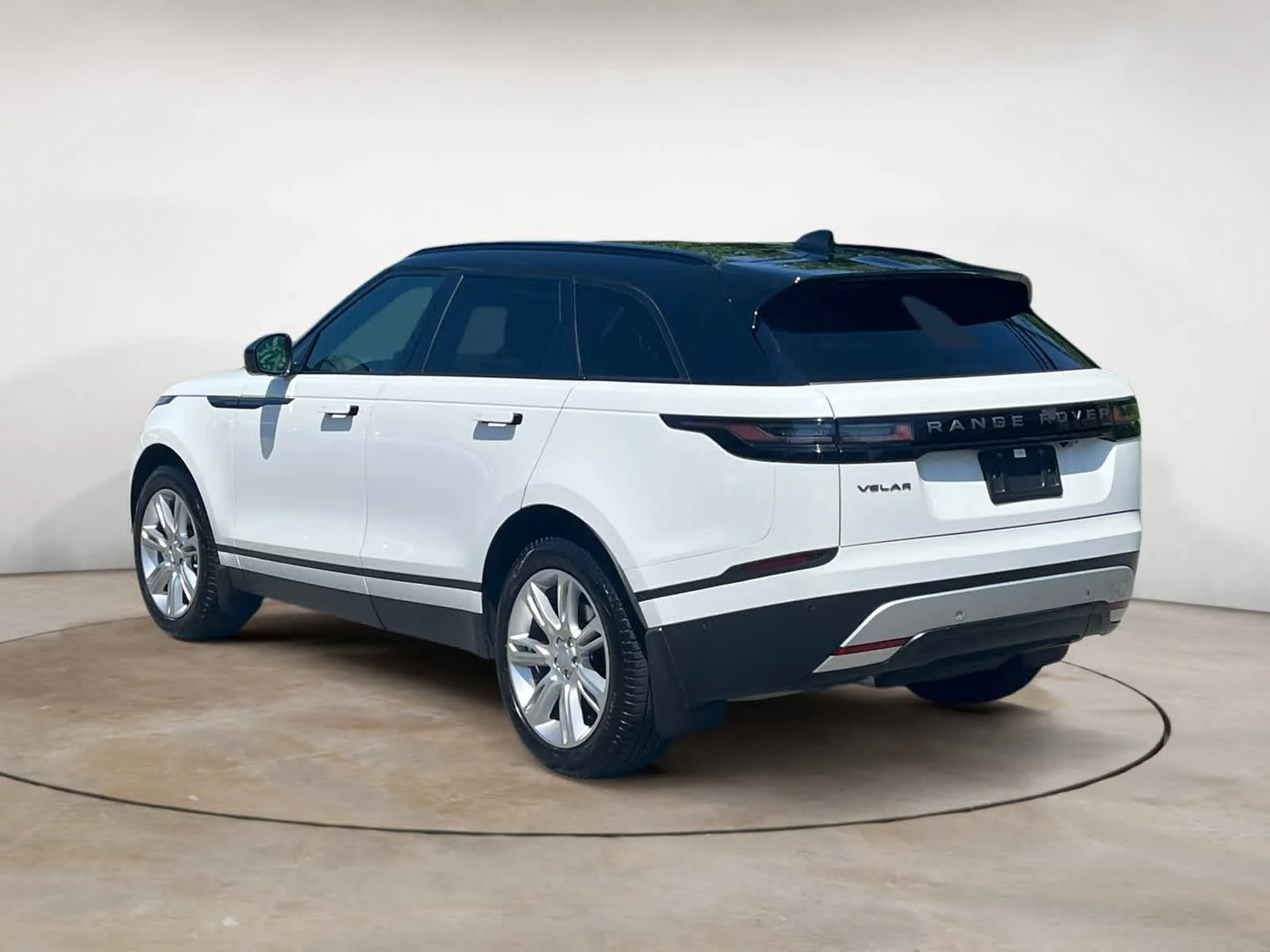Certified Used 2026 Fuji White Land Rover S image 3