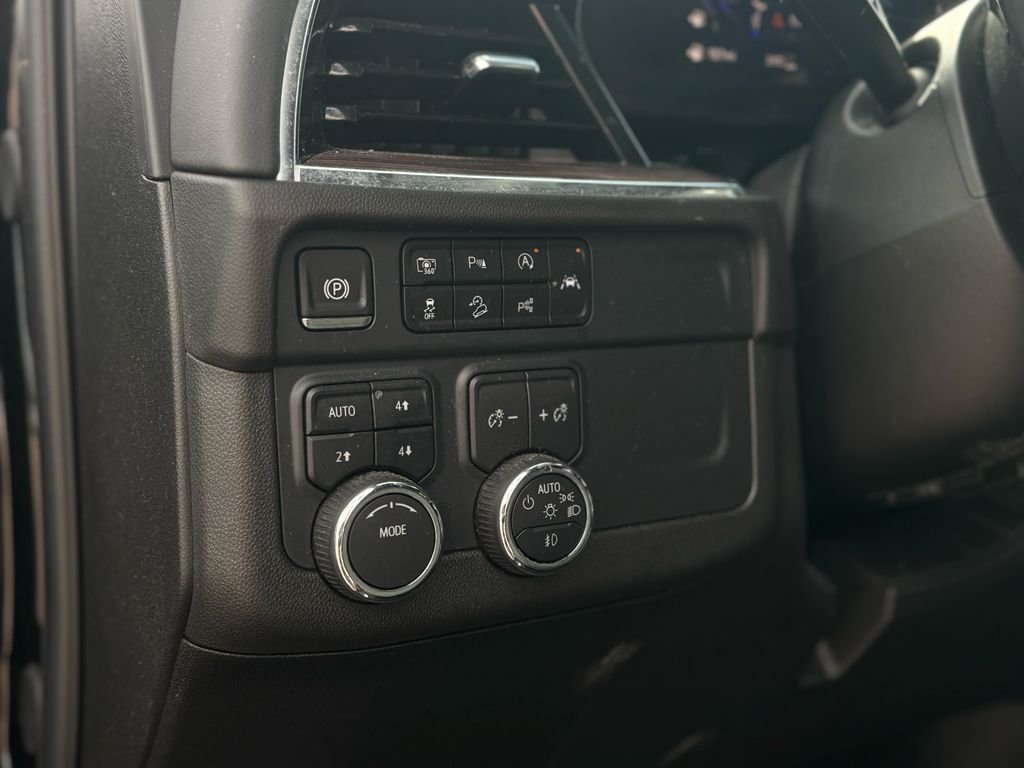 2025 Chevrolet Suburban Z71 - Photo 9