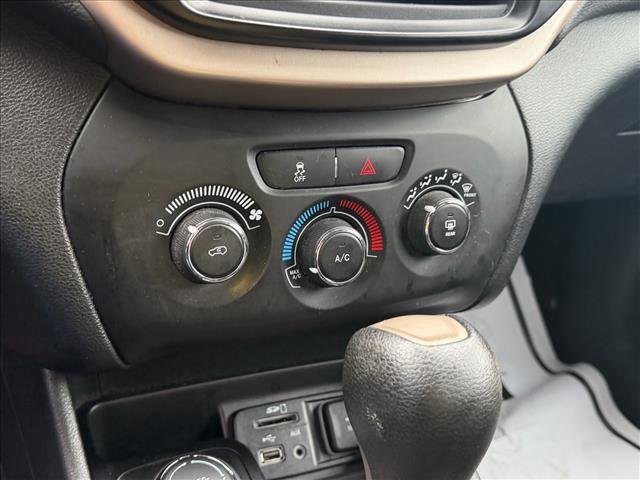 Used 2018 Bright White Clearcoat Jeep Latitude image 17