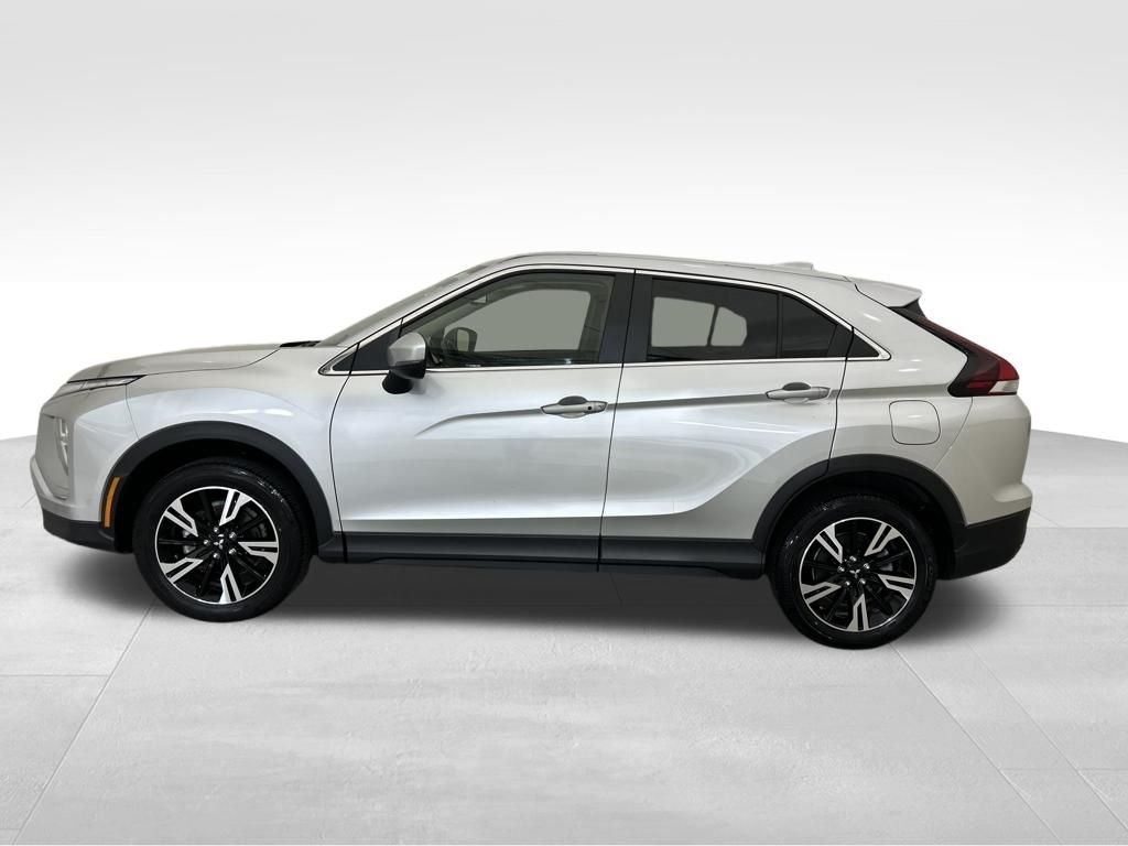 Used 2025 Silver Mitsubishi SE image 2