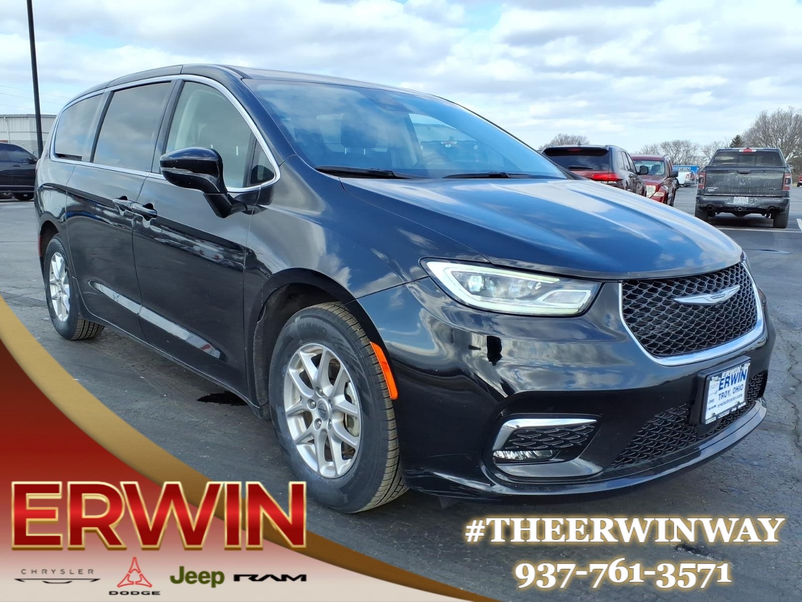 2024 Chrysler Pacifica Touring L's photo