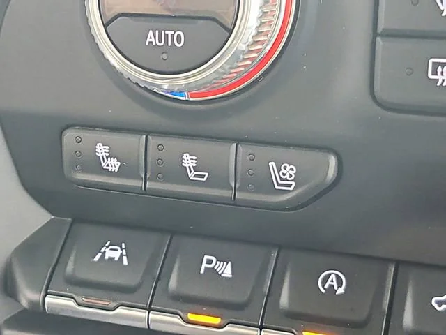 Used 2019 WHITE FROST TRICOAT GMC Denali image 36