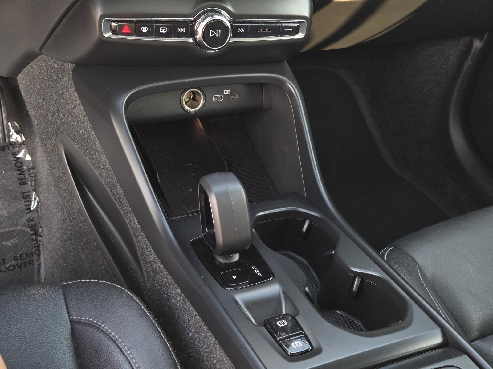 2025 Volvo XC40 Core - Photo 31
